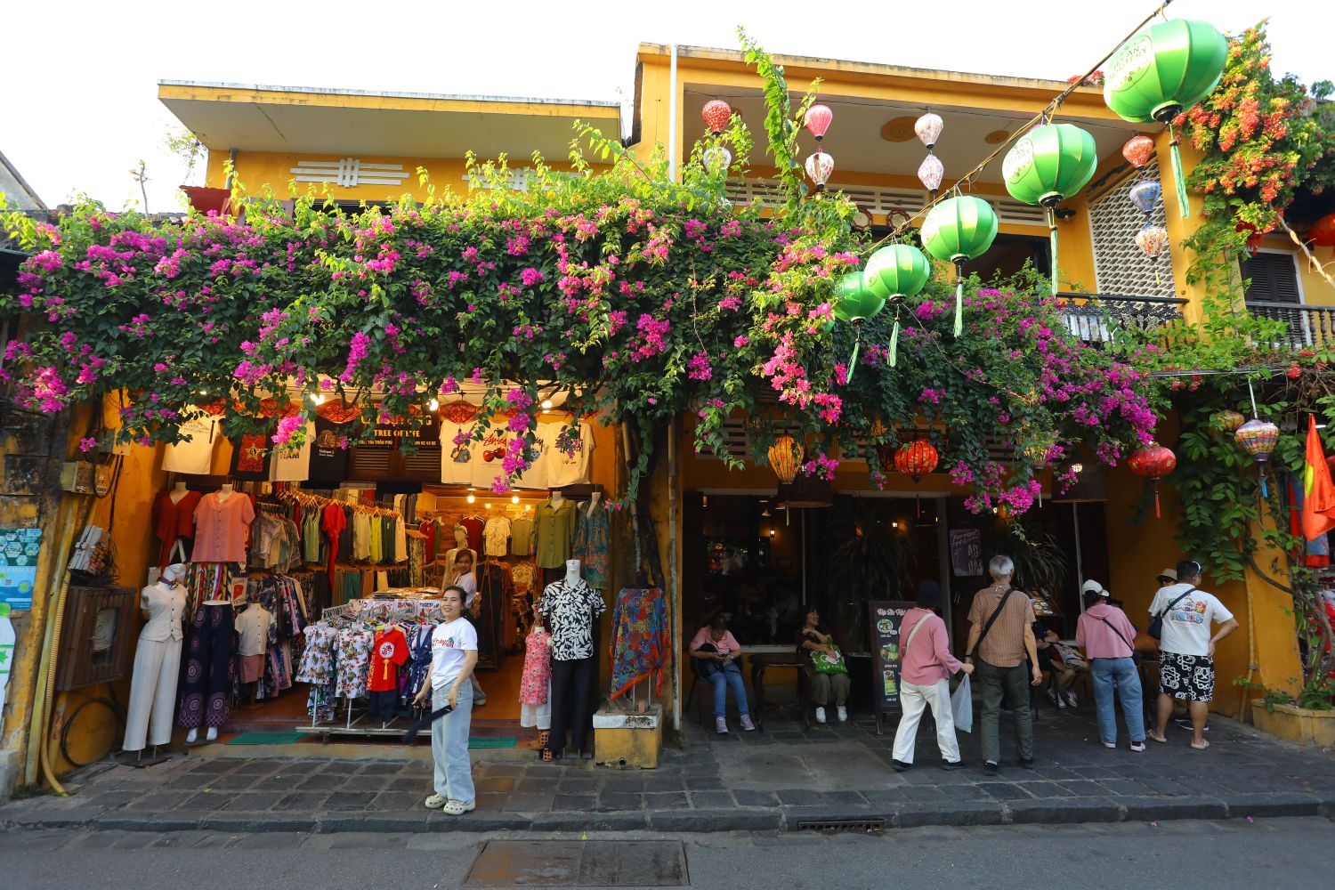 walk-on-hoi-an-vietnam